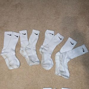 4 pairs Mens Nike Crew socks size M/L